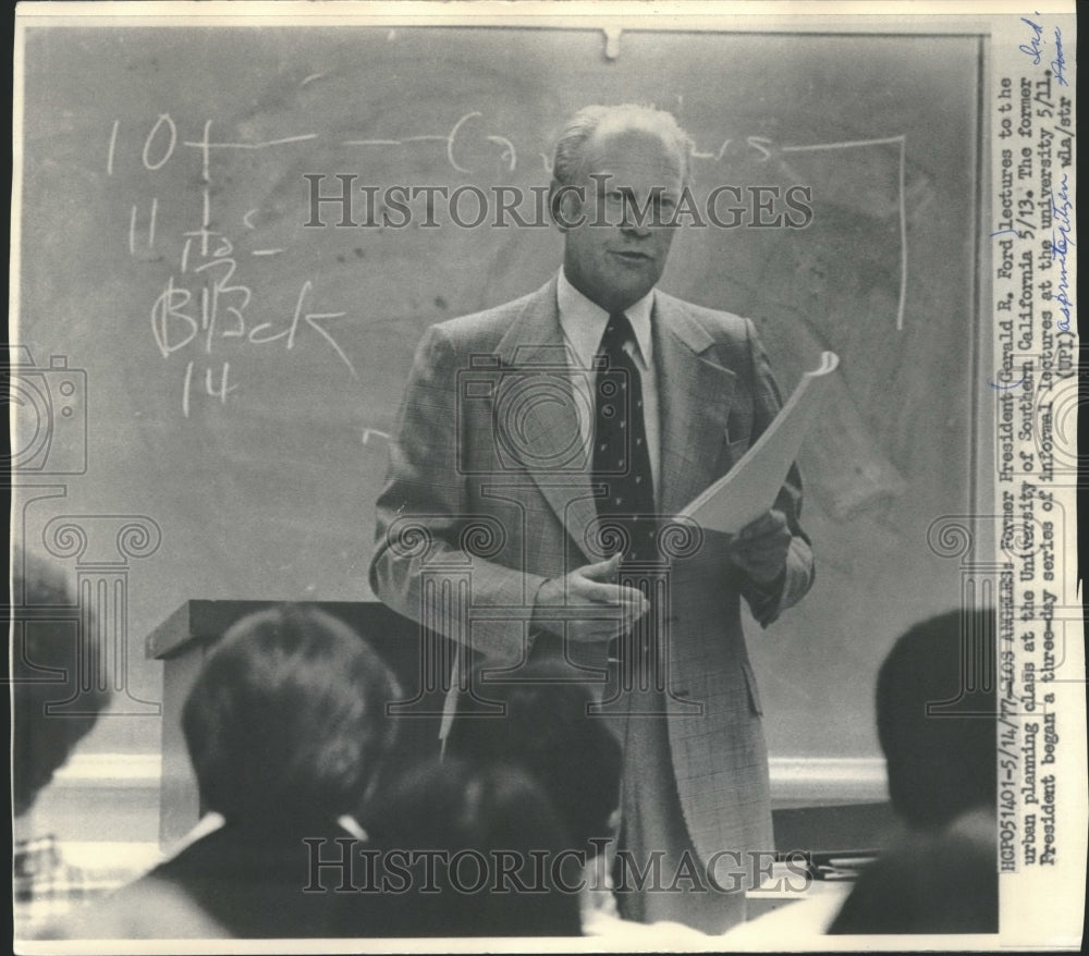 1977 Press Photo Former President Gerald Ford Lectures at Southern California - Historic Images