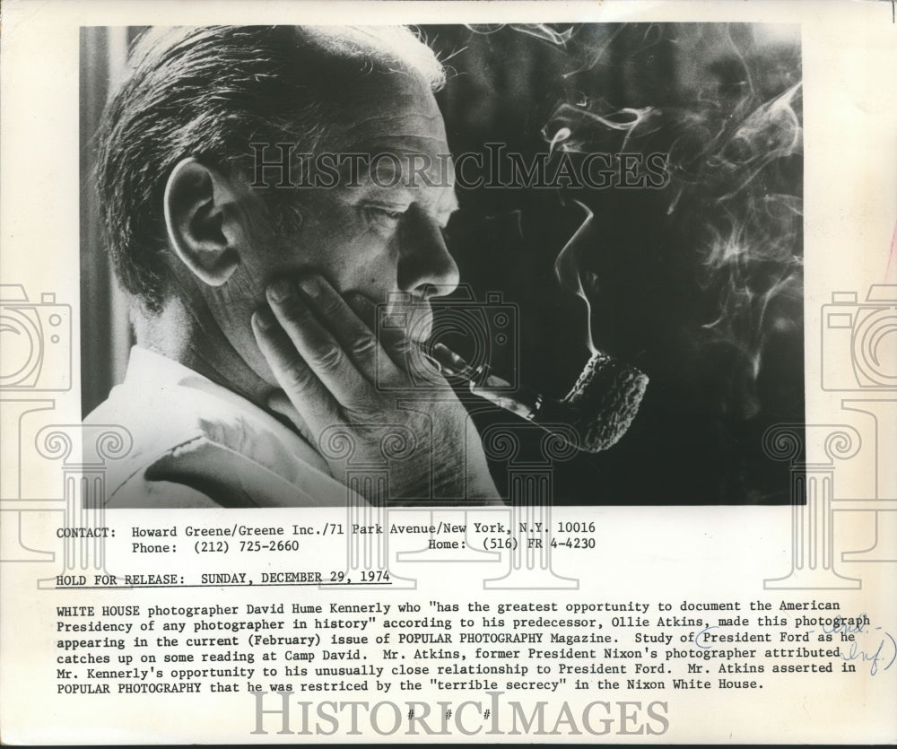 1975 Press Photo President Ford catches up on some reading at Camp David - Historic Images