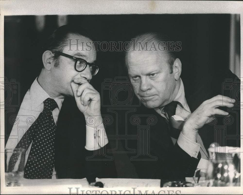 1974 Press Photo President Gerald Ford and Allen Greenspan, at the White House. - Historic Images