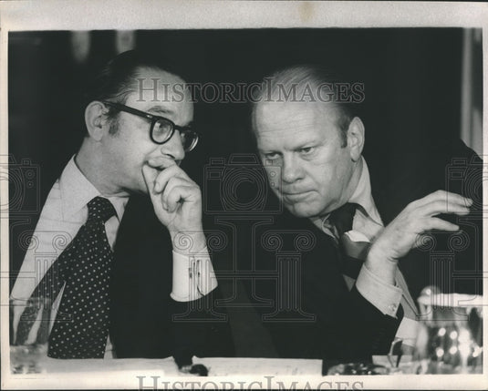 1974 Press Photo President Gerald Ford and Allen Greenspan, at the White House. - Historic Images
