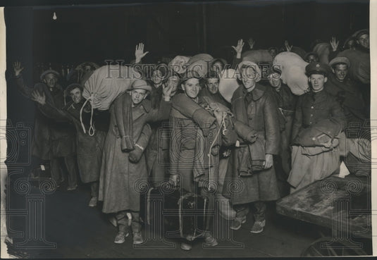 1933 Press Photo Group of Forestry Camp army recruits leaving Milwaukee - Historic Images