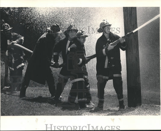 1983 Press Photo Waukehsha fire fighters handle hose in local competition - Historic Images
