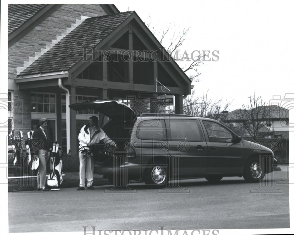 1994 Press Photo Ford Windstar Minivan and Couple at Golf Course with Golf Bags - Historic Images