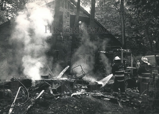 1991 Press Photo Motor home destroyed, garage damaged by fire in Chenequa, WI - Historic Images