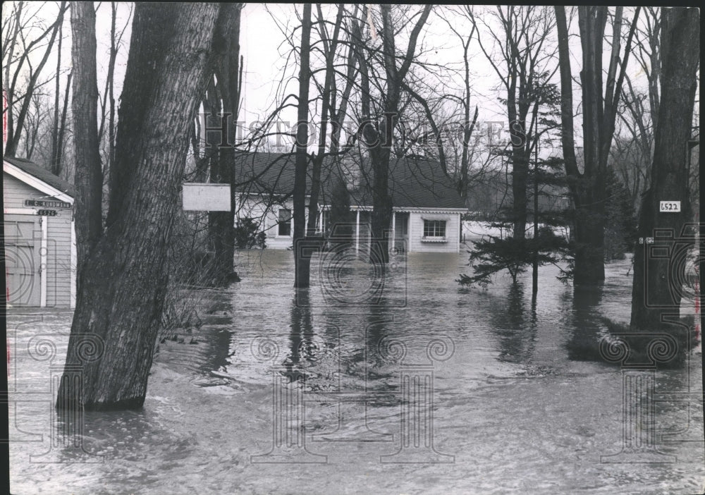 1960 Press Photo Homes flooded near Glendale Wisconsin from Milwaukee River-Historic Images