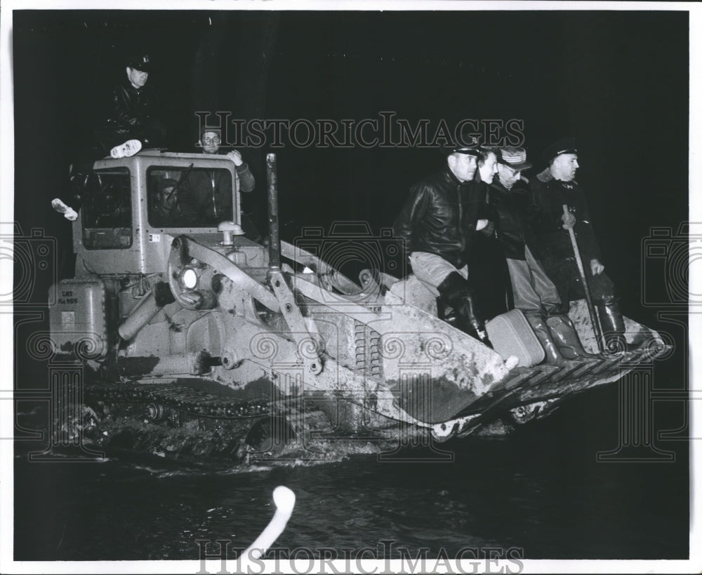 1960 Press Photo Flood victims evacuated in scoop shovel, Milwaukee. - Historic Images