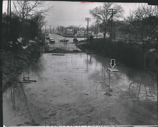 1960 Press Photo An car trapped in flood waters on West Capitol Dr., Milwaukee. - Historic Images