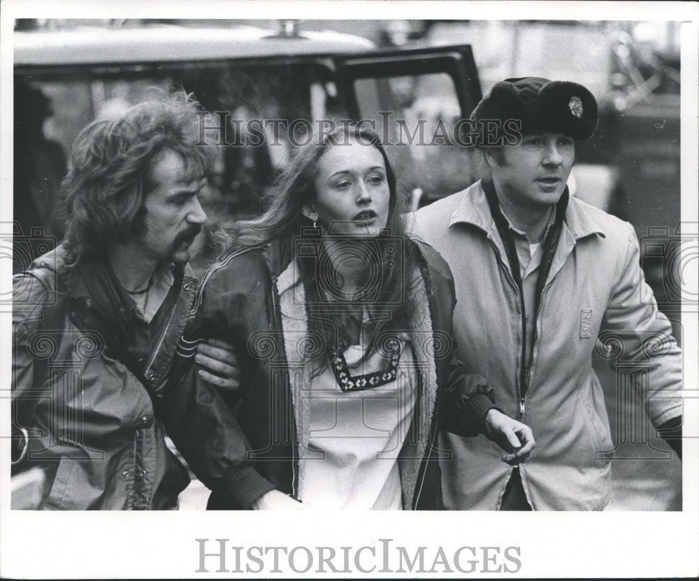 1975 Press Photo Firefighter D Kazmierczak escorts victims to a rescue vehicle - Historic Images