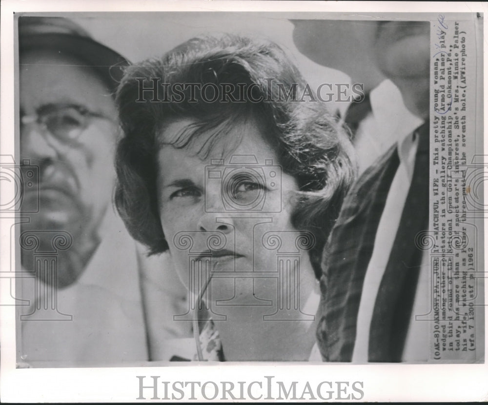 1962 Press Photo Winnie Palmer Wife of Arnold Palmer, Watches at Oakmont Open-Historic Images