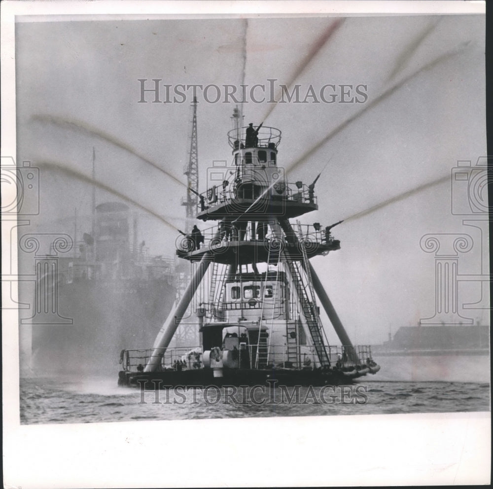 1960 Press Photo Fire fighting Equipment Tower for Ships in Swansea, England - Historic Images