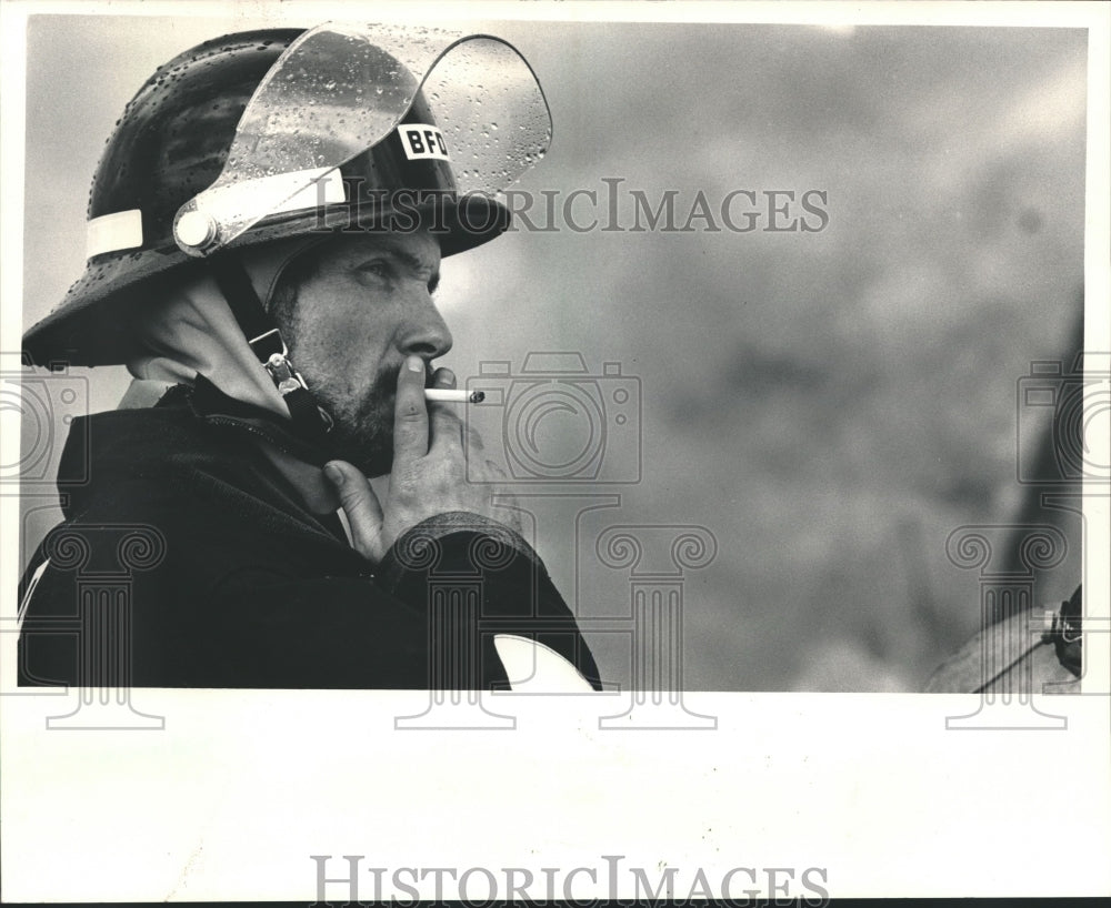 1986 Press Photo Firefighter Russ Tucker - Historic Images