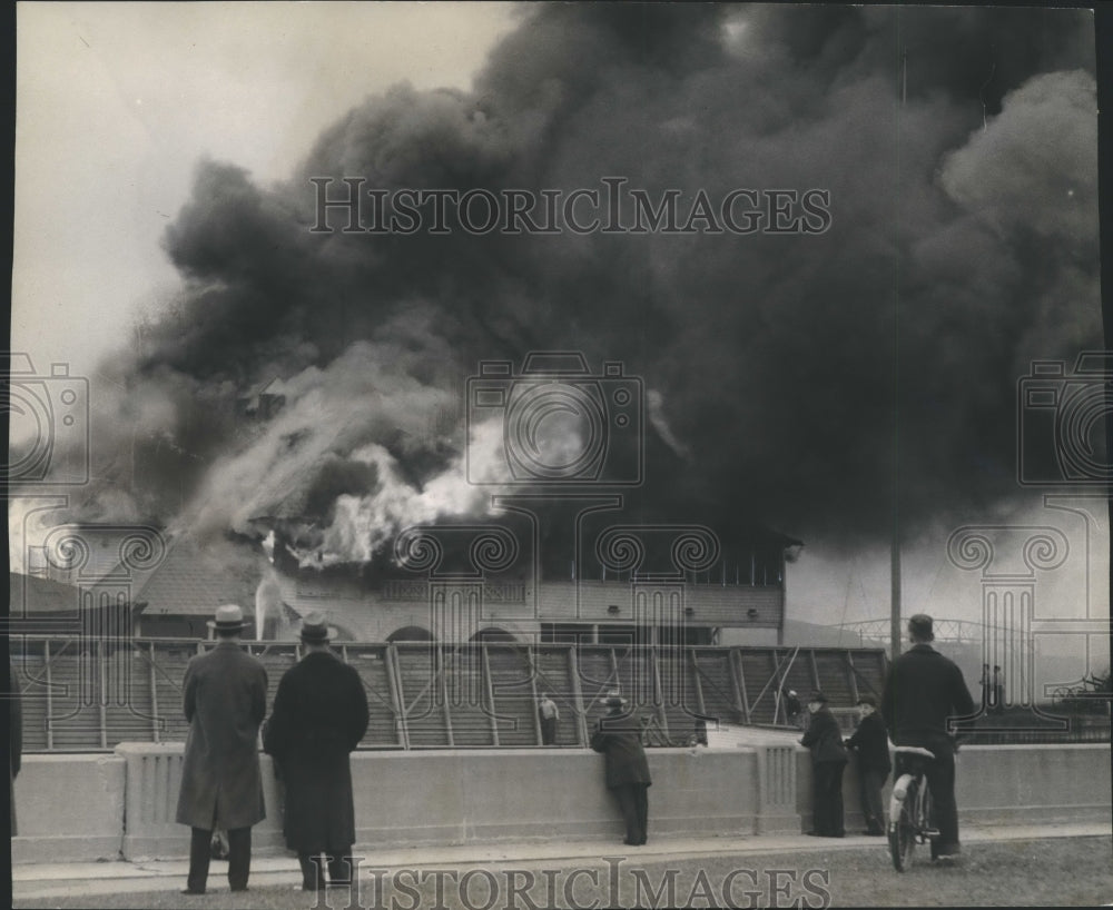 1943 Press Photo Businessmen watch Milwaukee Yacht Club building in flames - Historic Images