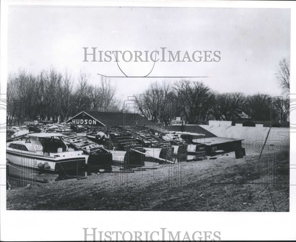 1965 Press Photo Boat Owners in Hudson Guard Against Damage From St. Croix River - Historic Images