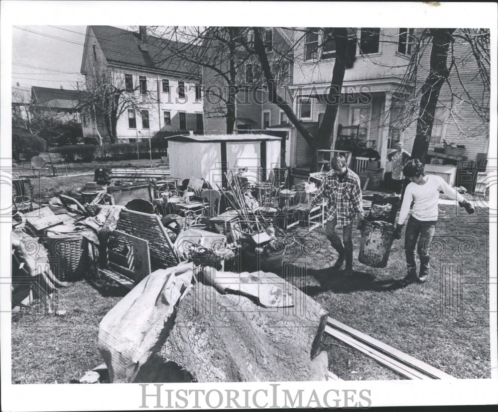 1973 Press Photo Krauss Family Basement Flooded By Creek Water, Milwaukee - Historic Images