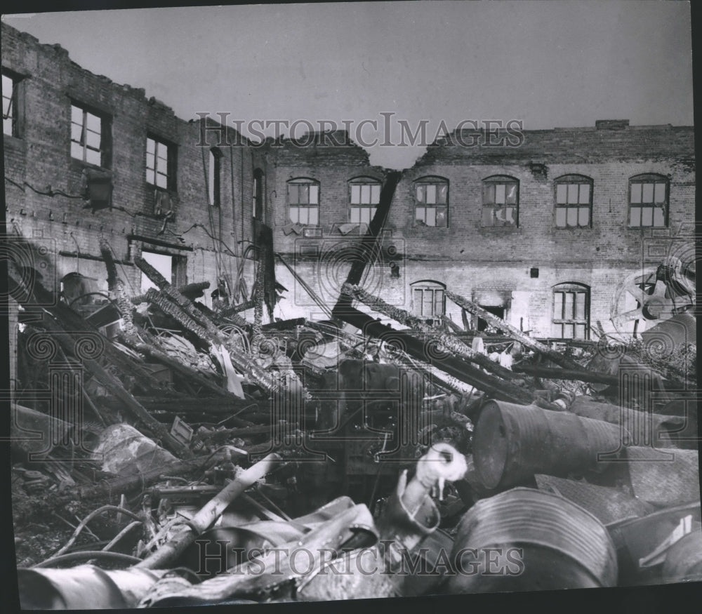 1953 Press Photo Ruins of the fire-ravaged Milwaukee Equipment Manufacturing Co.-Historic Images