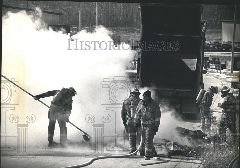 1992 Press Photo Firefighters Fight Garbage Truck Fire, Waukesha, Wisconsin - Historic Images