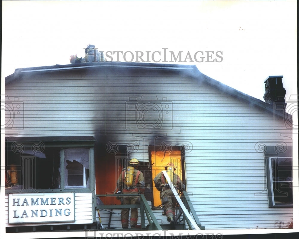 1993 Press Photo Waukesha firefighters battle flames at Hammers Landing tavern - Historic Images