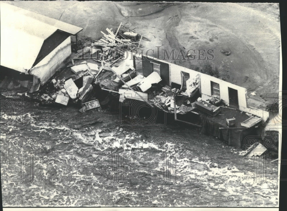 1976 Press Photo This home was cut in half by flash flood near Drake, Colorado - Historic Images