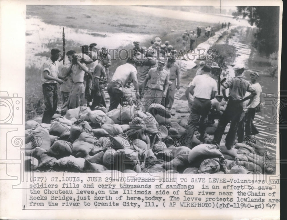 1947 Press Photo St. Louis, volunteers/soldiers fill sandbags - Chouteau levee - Historic Images