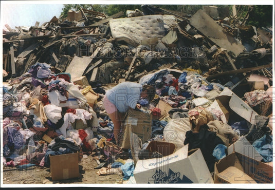 1993 Press Photo Mary Lone, Pattonsburg, MO., sifts through flood damaged goods - Historic Images