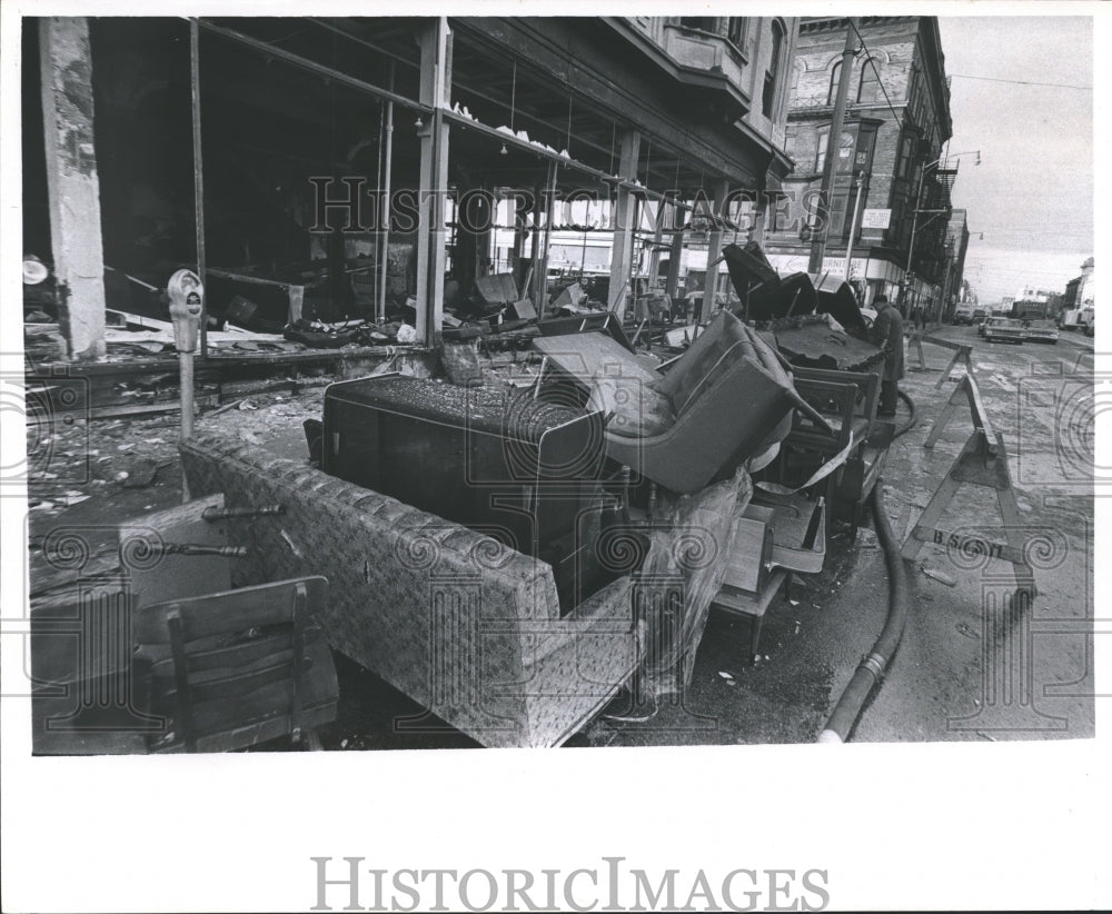 Press Photo Debris from fire in front of George&#39;s shopping center in Milwaukee - Historic Images