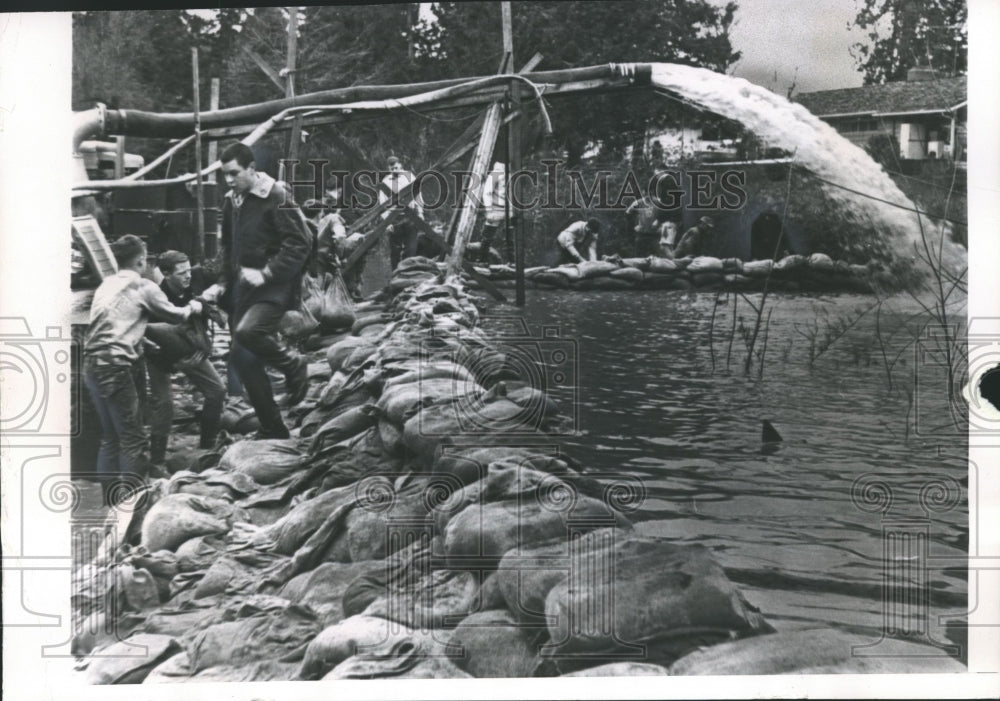 1965 Press Photo Residents work to hold back flooding-Oak Grove, Oregon-Historic Images