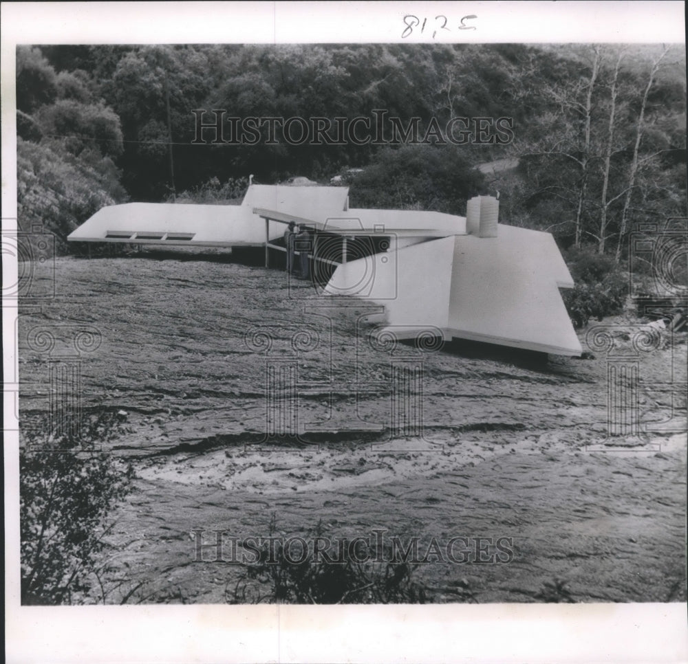 1952 Press Photo Mud covers home in Glendale, California due to torrential rains - Historic Images