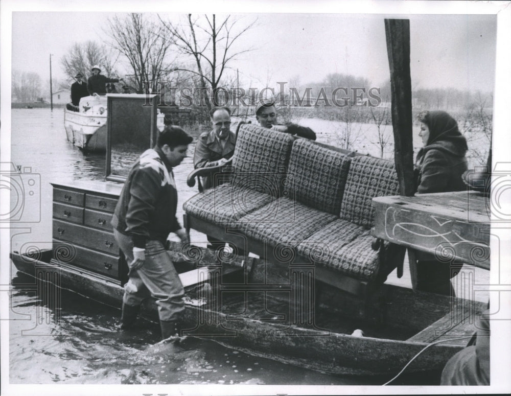 1959 Press Photo Illinois residents try to save belongings from flood waters - Historic Images