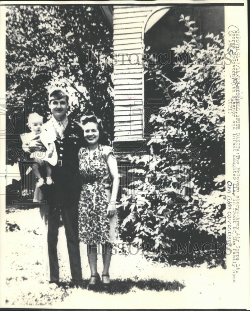 1972 Press Photo Lieutenant George McGovern with his Wife and Infant Daughter - Historic Images