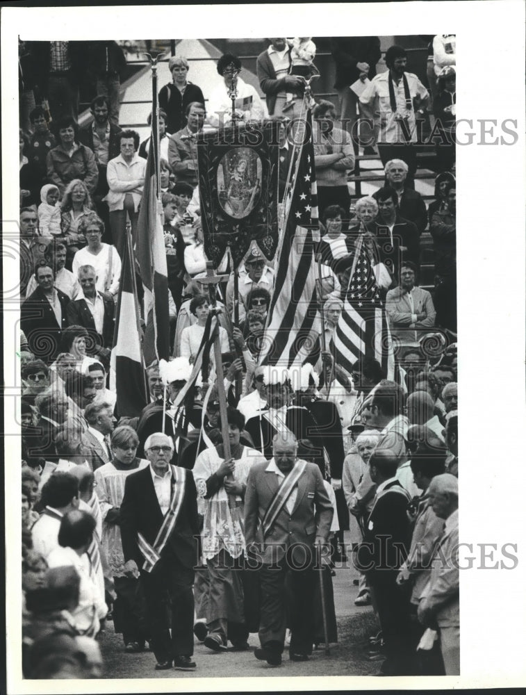 1981 Press Photo Mass procession gather at Festa Italiana - mjb13030 - Historic Images