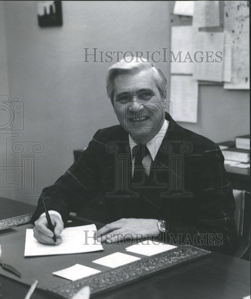 1975 Press Photo Donald E. McLeod of the University Lake School - Historic Images