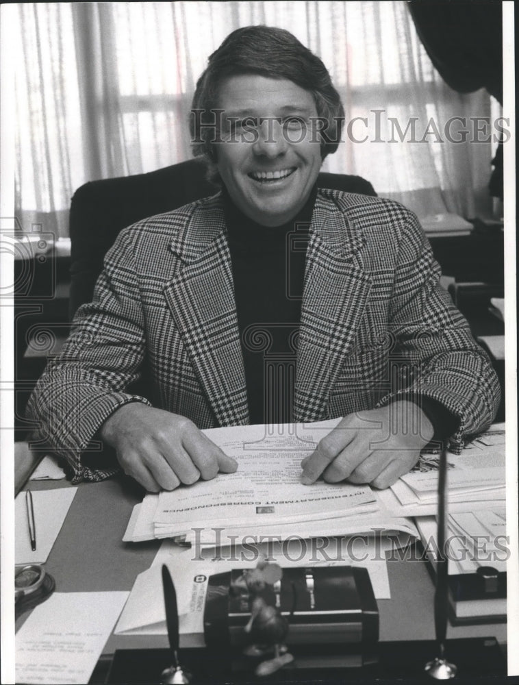 1976 Press Photo John McMahon, Vice President of NBC-TV in his California Office - Historic Images