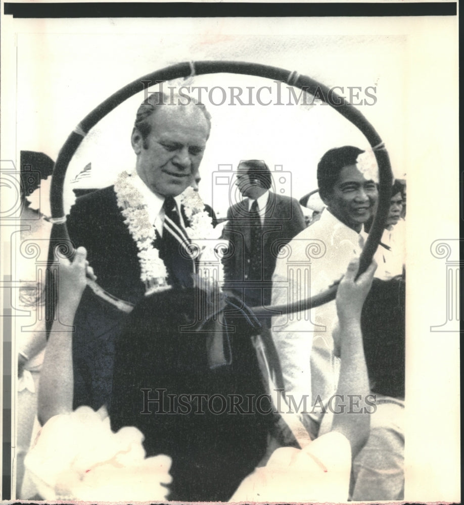 1975 Press Photo Small girl holds ring framing President Ford in Philippines - Historic Images