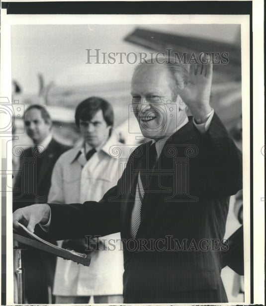 1975 Press Photo President Ford waves as he departs for China - mjb13148 - Historic Images