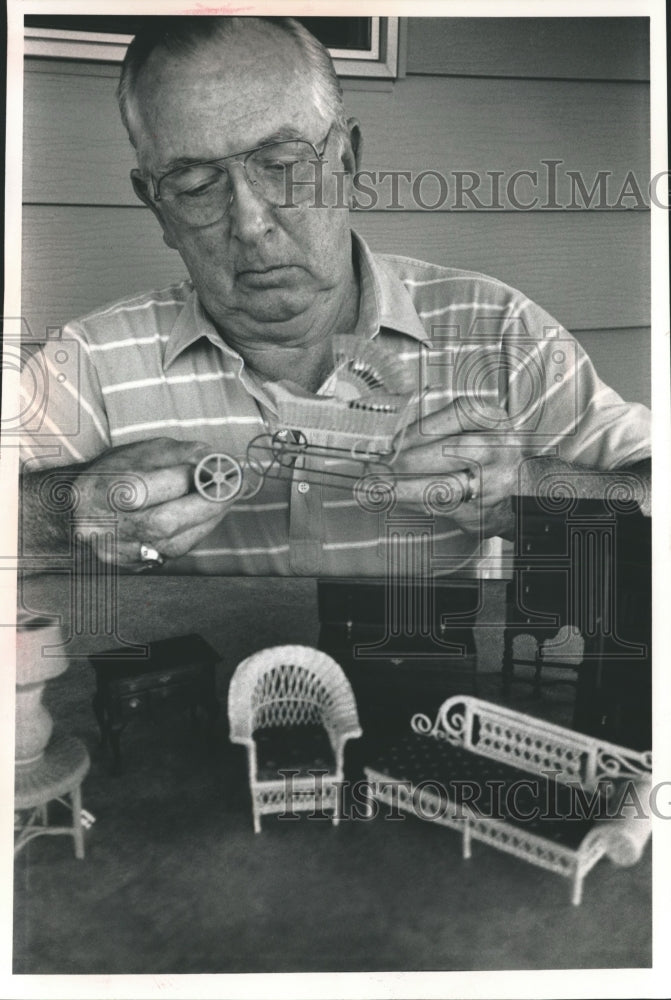 1991 Press Photo Ross Follendorf of Neshkoro makes elaborate miniature furniture - Historic Images