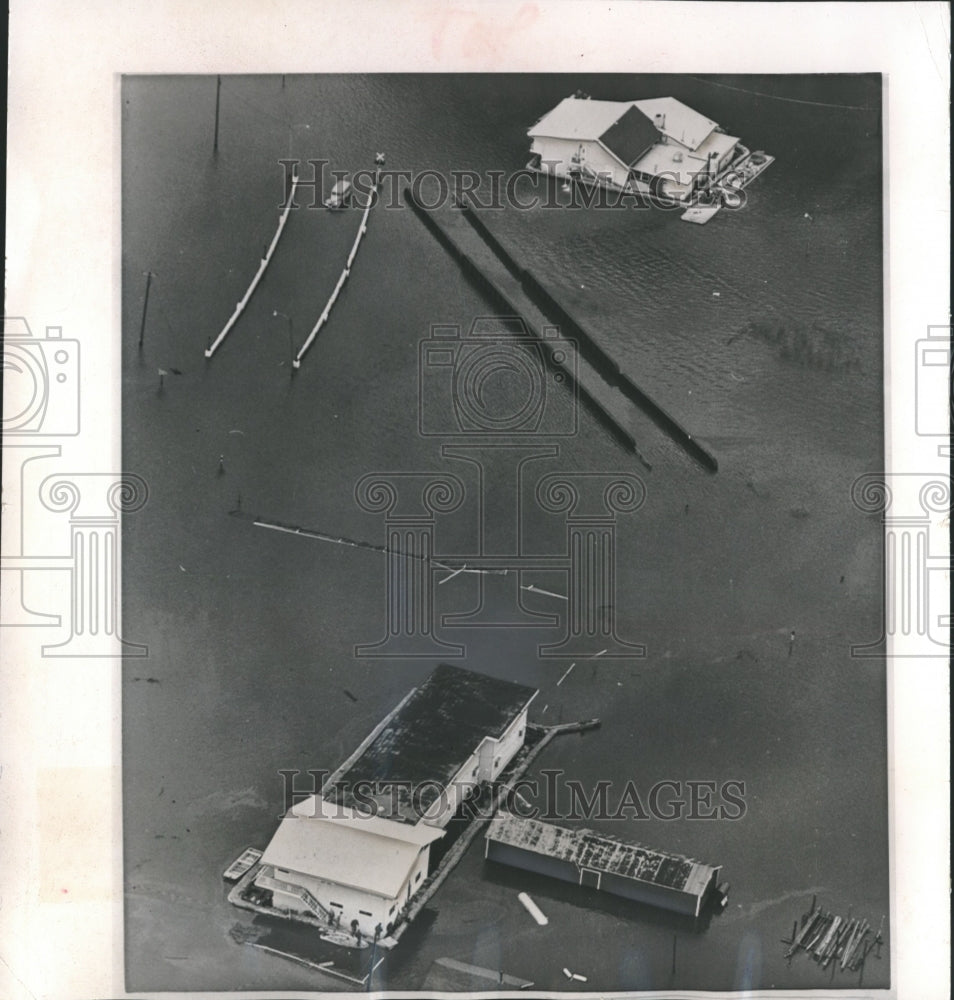 1965 Press Photo Sandbags make isolated islands on buildings in Marquette, Iowa - Historic Images