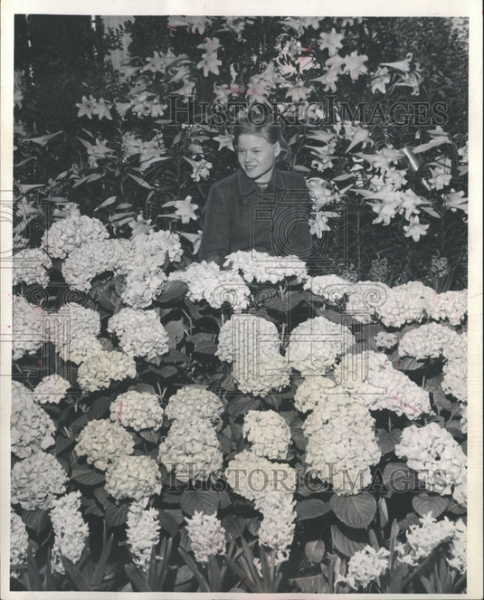 1964 Press Photo Joan Sanderson sits amongst flowers at Milwaukee Florist show. - Historic Images