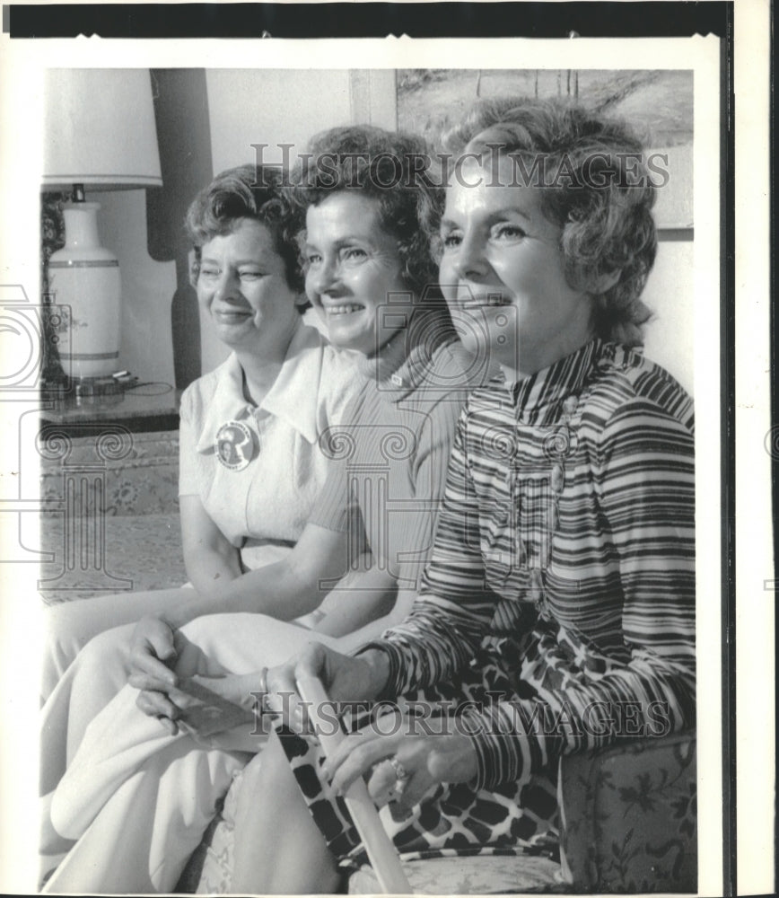 1972 Press Photo Mrs. George McGovern is interviewed with sisters on Tuesday - Historic Images