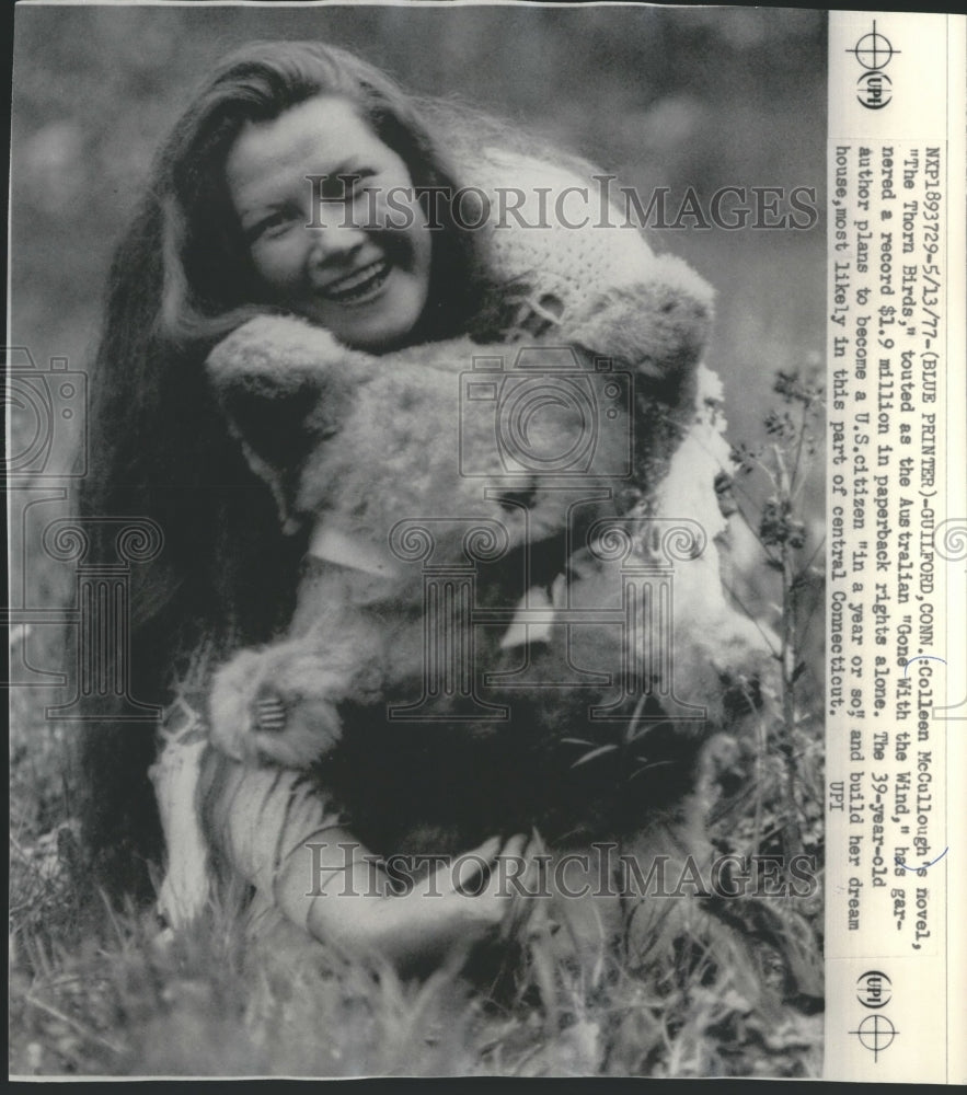 1977 Press Photo Colleen McCullough&#39;s posing with teddy bear - mjb13312 - Historic Images