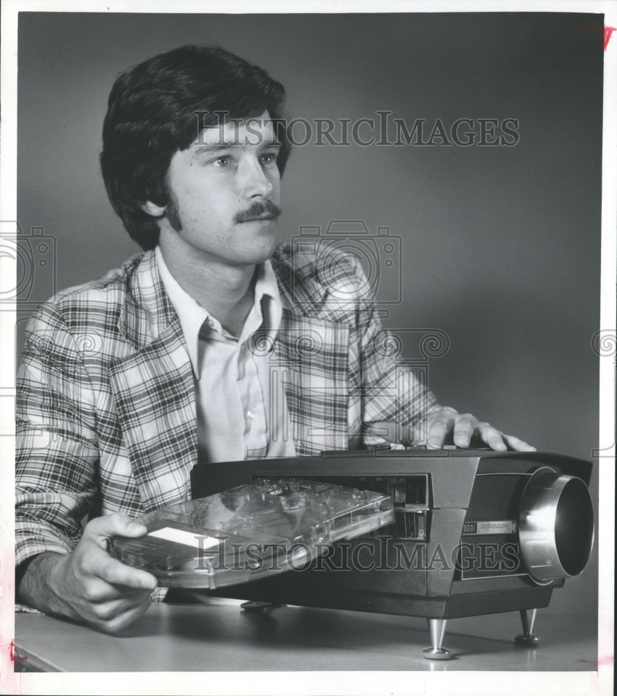 1973 Press Photo Stephen A. McCreedy, Endless Film, demonstrates video cassette - Historic Images