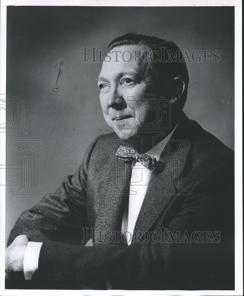 1964 Press Photo Paul McMahon, travel editor of The Milwaukee Journal-Historic Images