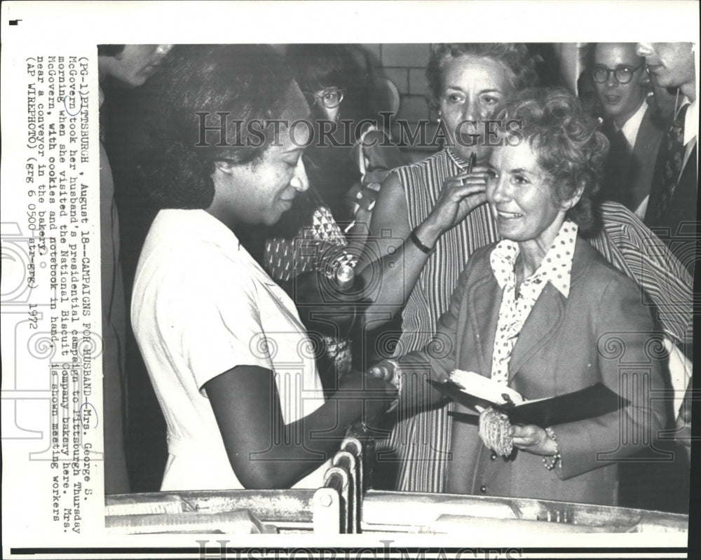 1972 Press Photo Mrs. George McGovern Campaigns at National Biscuit Co., Pitt.-Historic Images