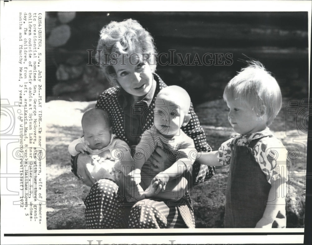 1972 Press Photo Eleanor McGovern Sits with Grandchildren - Historic Images