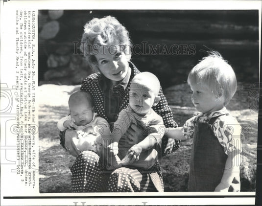 1972 Press Photo Eleanor McGovern Sits with Grandchildren - Historic Images