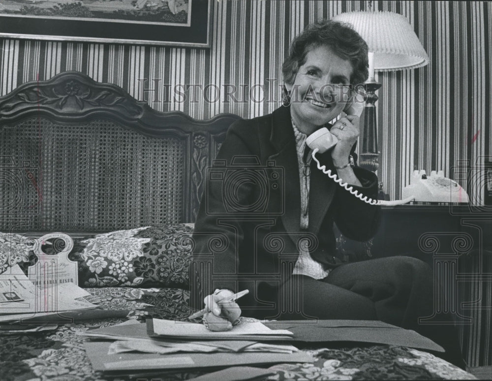 1974 Press Photo Children's rights speaker Eleanor McGovern in a hotel room - Historic Images