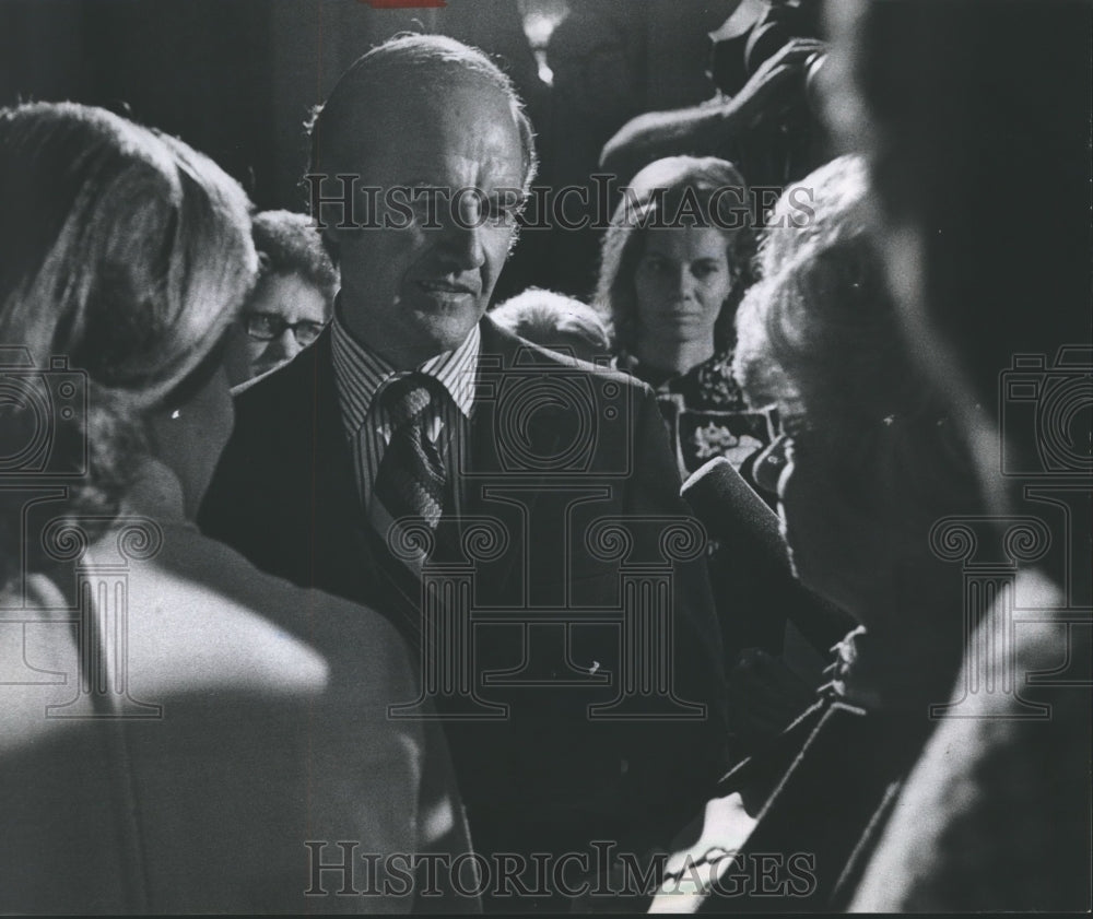 1971 Press Photo Senator George McGovern meets Wisconsin nurses at convention - Historic Images