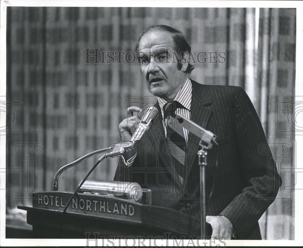 1976 Press Photo George McGovern, visits Milwaukee and Wisconsin. - mjb13675 - Historic Images