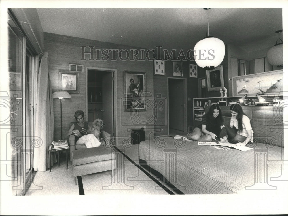 1970 Press Photo George McGovern&#39;s family, catches up on their reading. - Historic Images