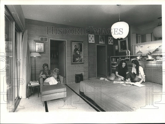 1970 Press Photo George McGovern's family, catches up on their reading. - Historic Images