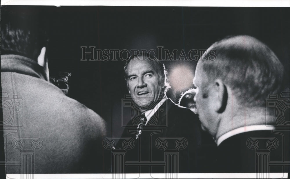 1972 Press Photo Senator George McGovern, attending fish fry for campaign, Miami - Historic Images